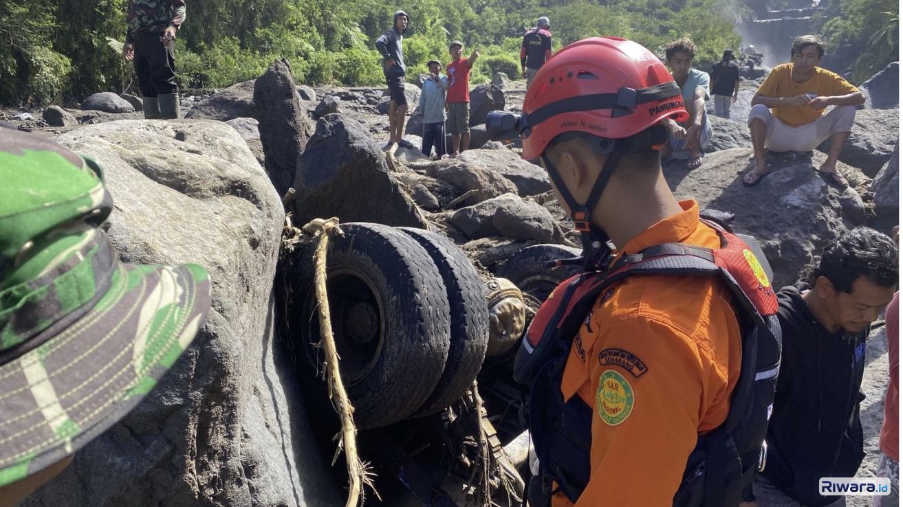 Rescuer Basarnas mencari korban di aliran Kali Senowo, tidak jauh dari sebuah truk yang lumat dihajar banjir lahar dingin Kali Senowo. | Basarnas